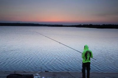 黑漂是什么意思,指浮漂全部被鱼拉入水中