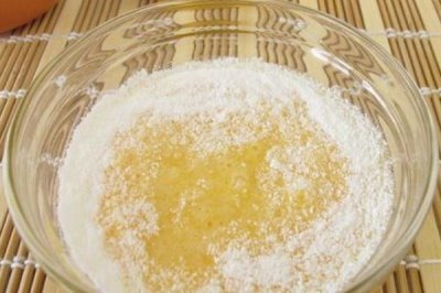 怎么制做蜂蜜面膜，将蜂蜜与橄榄油混匀即可