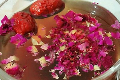 玫瑰花茶可以和什么搭配,可以和金银花、木瓜。西红柿等搭配