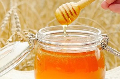 常见的蜂蜜品种,有百花蜜、槐花蜜等