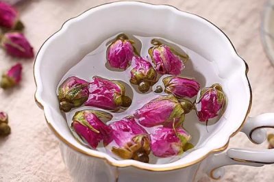 玫瑰花茶可以和什么搭配,可以和金银花、木瓜。西红柿等搭配