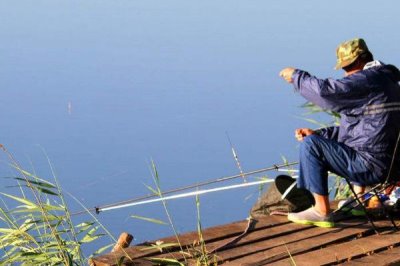 钓鲫鱼何时提竿，浮漂出现连续的点动、轻送等情况时即可提竿