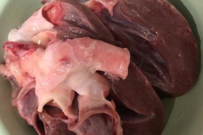 猪心的挑选方法,颜色发黑表示放置时间过久