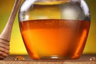 蜂蜜有几种颜色,主要有白色、水白色、琥珀色等7种颜色