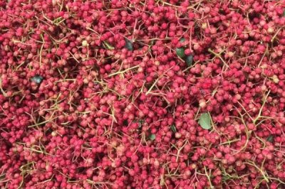 花椒的挑选方法，可通过看、捏、闻等方式选购