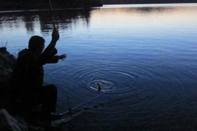 晚上蚯蚓钓鱼没鱼吃是什么原因,要注重打窝