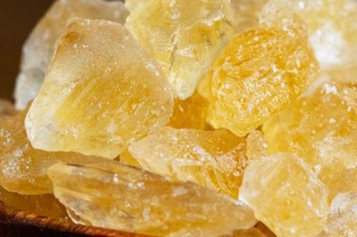 白冰糖和黄冰糖有什么区别，白冰糖是由白砂糖煎炼而成、黄冰糖是初步加工的产品