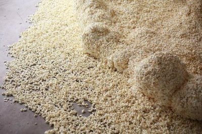 油饼肥料的正确使用方法,稀释后浇灌在土壤表面