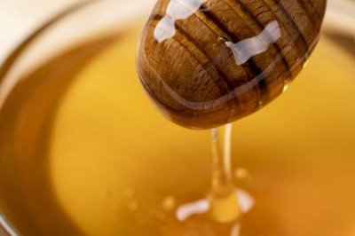 蜂蜜有几种颜色,主要有白色、水白色、琥珀色等7种颜色