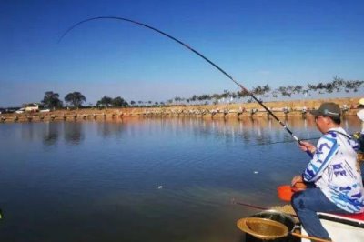 初夏怎么钓鱼,具有水草、深度为1-2米的水域可作为首选钓点