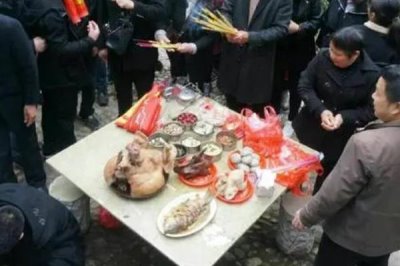 中元节有哪些习俗，民间会进行祭祖、烧纸、放小船等活动