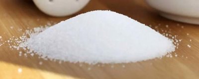 打开包装的食盐为何容易结块，原因是吸收了空气中的水分