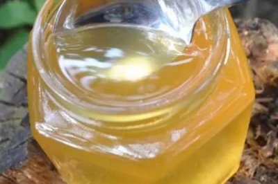 正宗洋槐蜜的特征,通常呈透明的水白色
