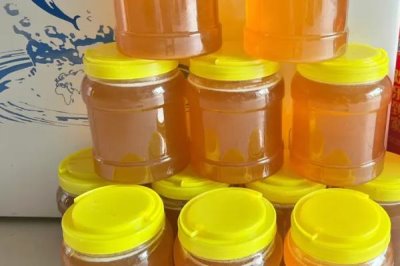 正宗洋槐蜜的特征,通常呈透明的水白色