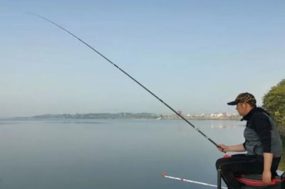 钓翘嘴鱼用什么竿比较好，常用的有路亚竿、矶钓竿、台钓竿、溪流竿等