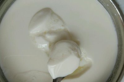 酸奶冷藏后表面为何会出现一层黄水，可能是乳清析出所导致