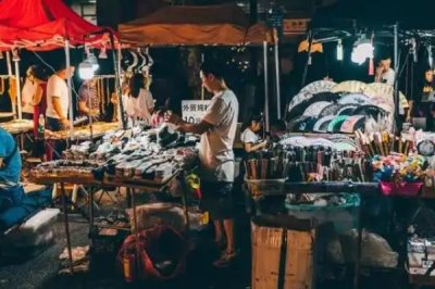 摆地摊要怎么摆，选择人流量大的地方和位置