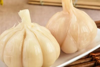 大蒜怎么腌制,分别介绍腌咸蒜、腌糖蒜和腊八蒜