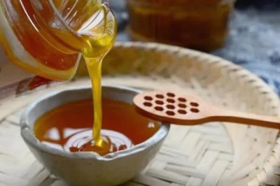 变质的蜂蜜是什么样，蜂蜜中会出现大量气泡并且质地会变稀