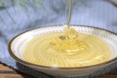 正宗洋槐蜜的特征,通常呈透明的水白色