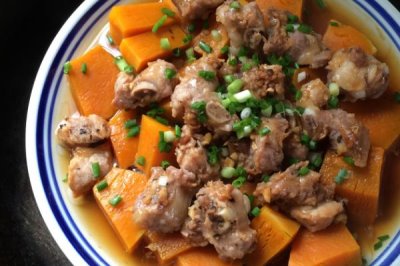 南瓜快速去皮方法,切成小块后再削去外皮即可