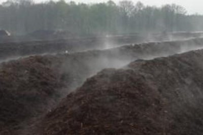 小型养猪场猪粪处理，可以把猪粪晒干或当有机肥料