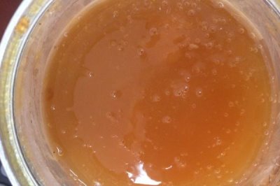 假蜂蜜怎么分辨,口感近似白糖水、具有不自然的香味