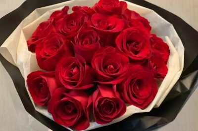 红玫瑰2朵一般送给谁，通常送给恋人