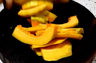 南瓜快速去皮方法,切成小块后再削去外皮即可