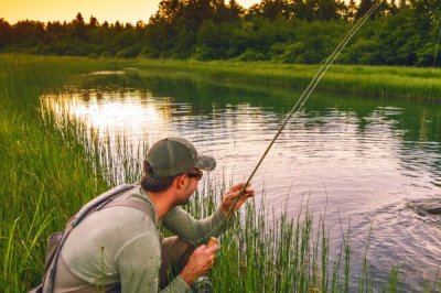 野钓的意思,是指在天然水域中作钓