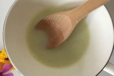 怎么制做蜂蜜面膜，将蜂蜜与橄榄油混匀即可