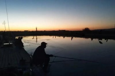 晚上蚯蚓钓鱼没鱼吃是什么原因,要注重打窝