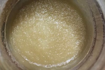 结晶蜂蜜还是液体蜂蜜更好,蜂蜜结晶不能当作质量的鉴别依据