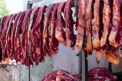 去市场买牛肉怎么买,先观察颜色再闻味道