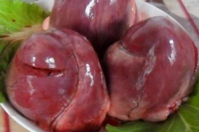 猪心的挑选方法,颜色发黑表示放置时间过久