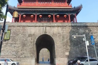 湖北荆州的特产，有荆州八宝饭、洪湖莲子等