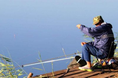 初夏怎么钓鱼,具有水草、深度为1-2米的水域可作为首选钓点