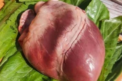 猪心的挑选方法,颜色发黑表示放置时间过久