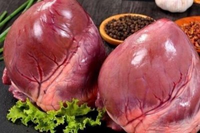 猪心的挑选方法,颜色发黑表示放置时间过久