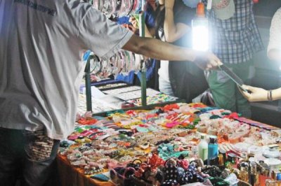 摆地摊要怎么摆，选择人流量大的地方和位置