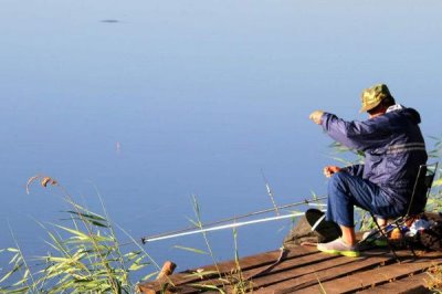 垂钓军鱼的方法，可采用手竿钓、抛竿钓等方式