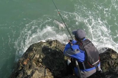 什么是浮游矶钓,借助水流的力量将线组漂送到远处