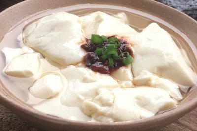 豆腐花和豆腐脑有什么区别,豆腐花相对紧实、豆腐脑容易碎裂