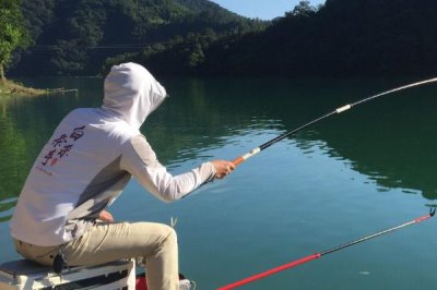 野钓的意思,是指在天然水域中作钓