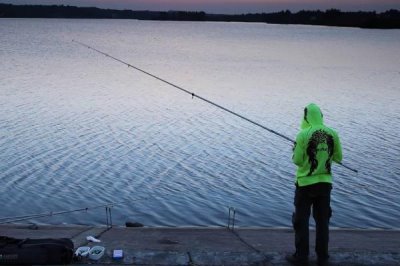 早春钓鲫鱼钓远还是钓近，绝大部分情况都应该钓远