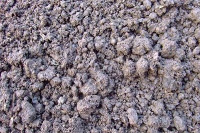 蚯蚓粪的作用及用途，施入农田可改土培肥