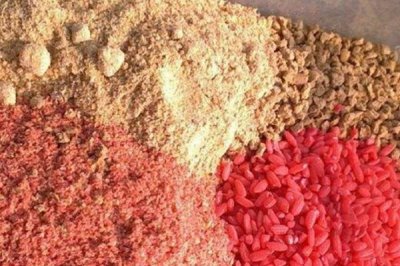 秋季钓鲫鱼用什么饵料,初秋、中秋和深秋适合用不同的饵料