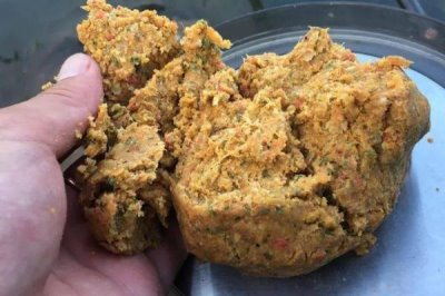 夏钓窝料配方,可使用麦麸、豆粉、红糖、曲酒等材料进行配制