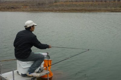 冬季钓鲤鱼用什么方法，选择上午的11点到下午的3点作钓