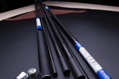 新手入门鱼竿怎么选择，可从材质、长度、调性、价格等方面考虑